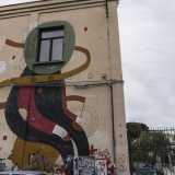 Siamo quasi alla fine di via Ulpiani, in un tratto dominato dai graffiti dei writers che qui hanno potuto disegnare legalmente grazie a un progetto istituzionale. 
Ma c�� ancora una storia da ricordare: quella delle vecchie e grandi fabbriche che qui sorgevano all�inizio del secolo, come la cartiera poligrafica Murari, il cui edificio � ora occupato da una scuola